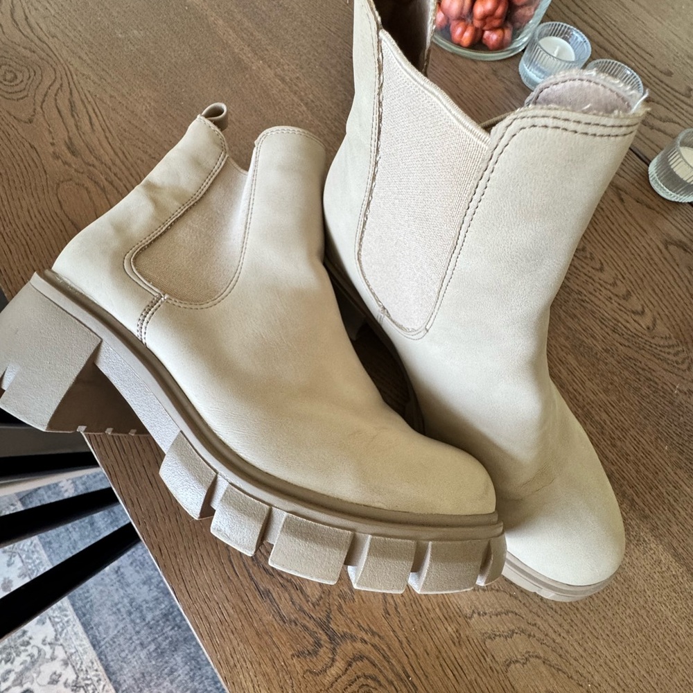 Item: Madden Girl Boots
Size: 7.5
Condition: Gently- Used